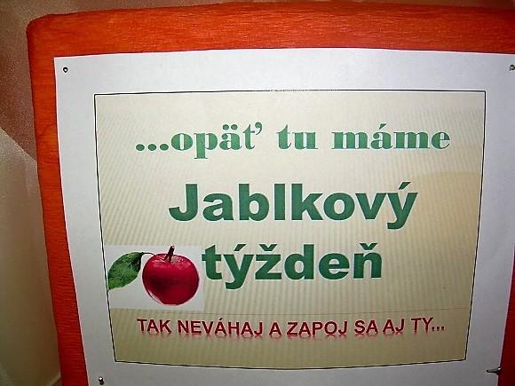 Od 23. 10. do 27. 10. 2017 sme mali Jablkový týždeň. Zapojili sa všetky deti, súťažili sme - deti mali priniesť najväčšie a najmenšie jabĺčko, piekli sme jabĺčkové dobroty, spievali, dozvedeli s (580x435).jpg Od 23. 10. do 27. 10. 2017 sme mali Jablkový týždeň. Zapojili sa všetky deti, súťažili sme - deti mali priniesť najväčšie a najmenšie jabĺčko, piekli sme jabĺčkové dobroty, spievali, dozvedeli s (580x435).jpg